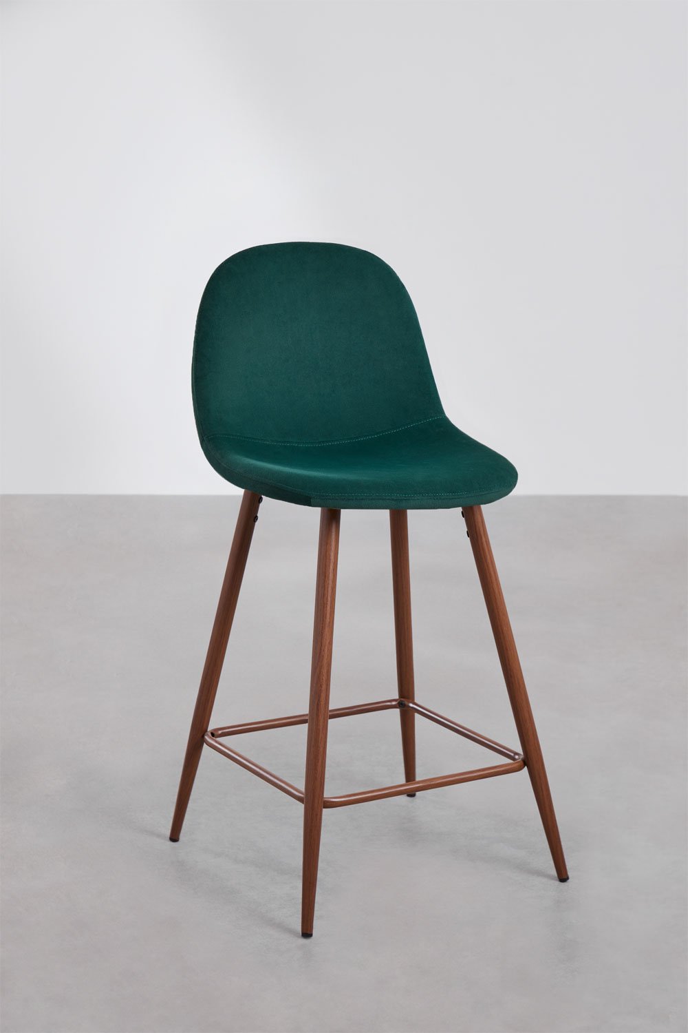 Taburete alto 65 cm en terciopelo verde jungla y patas acabado madera oscura Glamm, imagen de galería 1