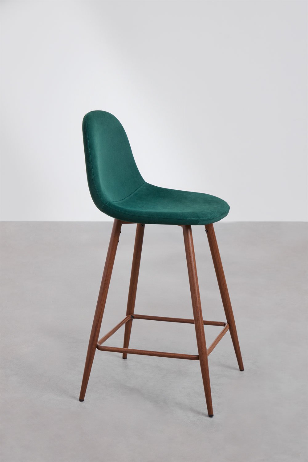 Taburete alto 65 cm en terciopelo verde jungla y patas acabado madera oscura Glamm, imagen de galería 2