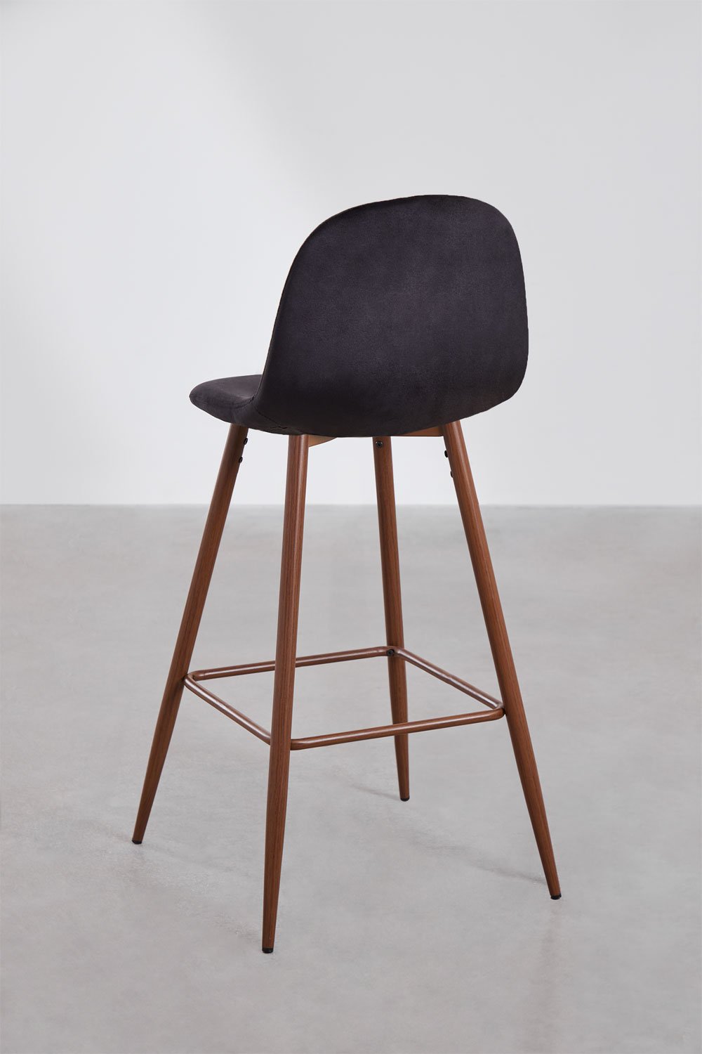 Taburete alto 75cm en terciopelo negro y patas acabado madera oscura Glamm, imagen de galería 3