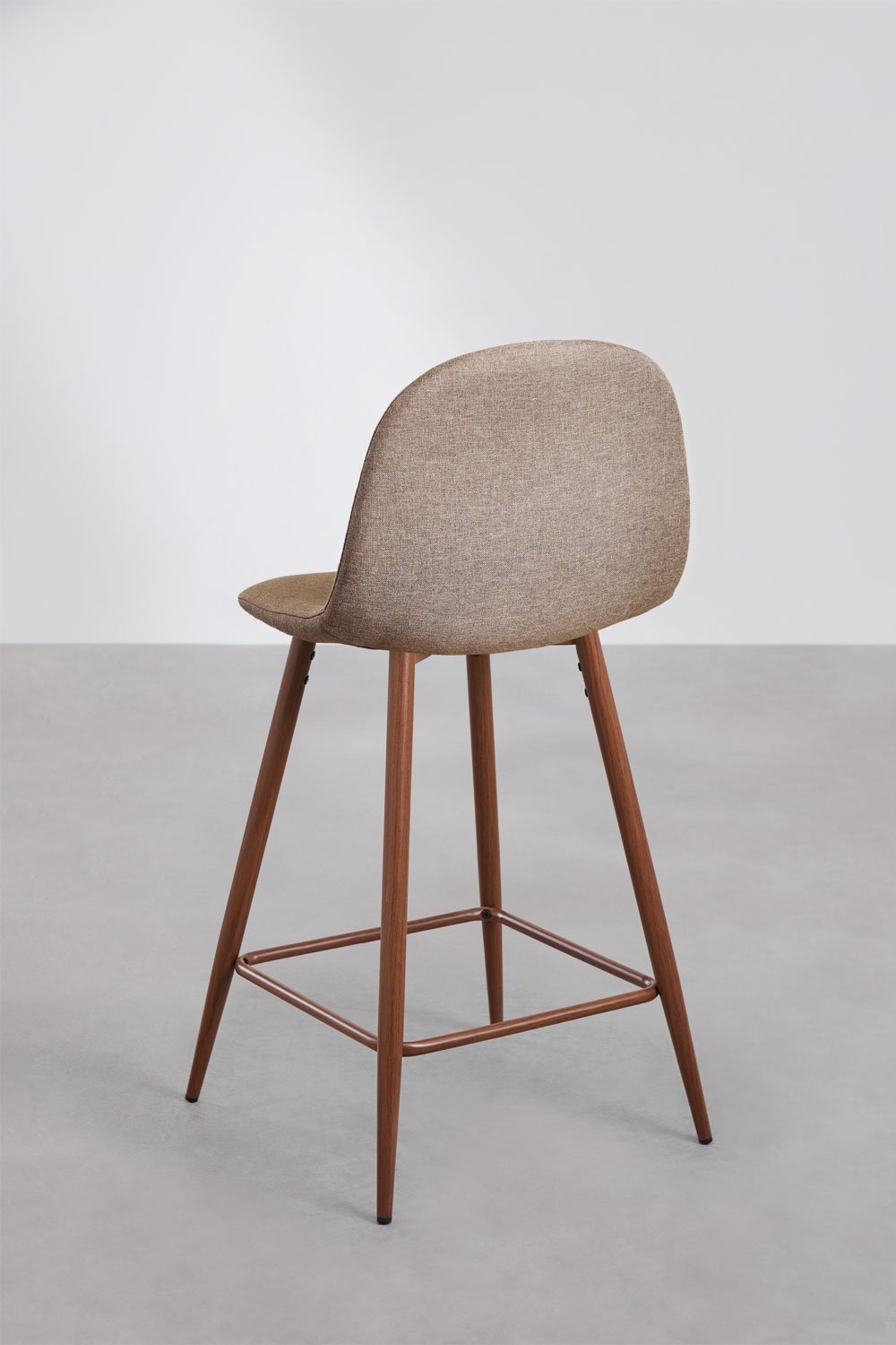 Pack de 2 taburetes altos 65 cm en tela gris topo y patas acabado madera oscura Glamm, imagen de galer&iacute;a 3