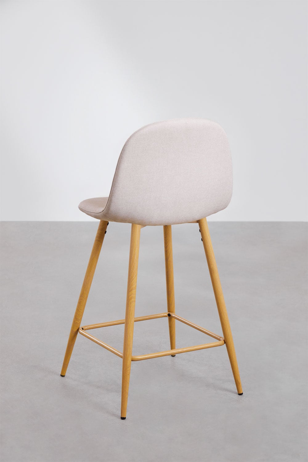 Pack de 2 taburetes altos 65 cm en tela beige crema y patas acabado madera natural Glamm, imagen de galer&iacute;a 2