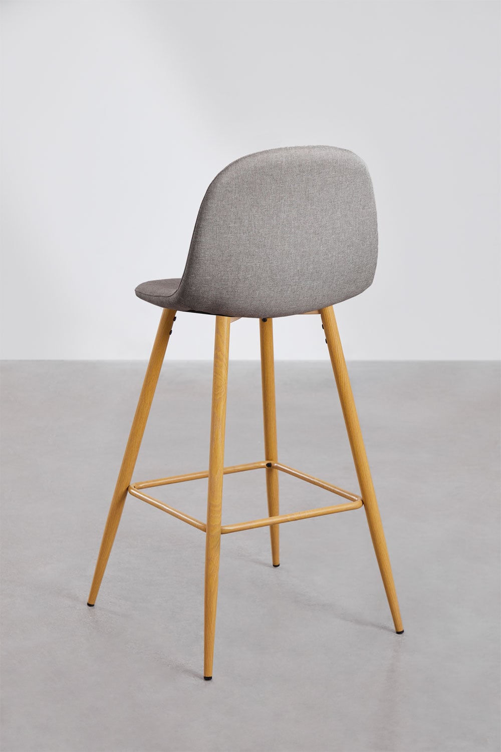 Pack de 2 taburetes altos 75 cm en tela gris hormigón y patas acabado madera natural Glamm, imagen de galer&iacute;a 3