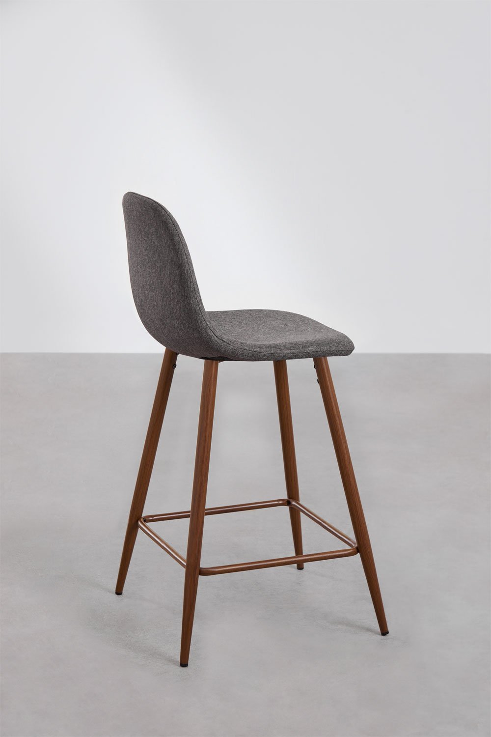 Pack de 2 taburetes altos 65 cm en tela gris antracita y patas acabado madera oscura Glamm, imagen de galer&iacute;a 3