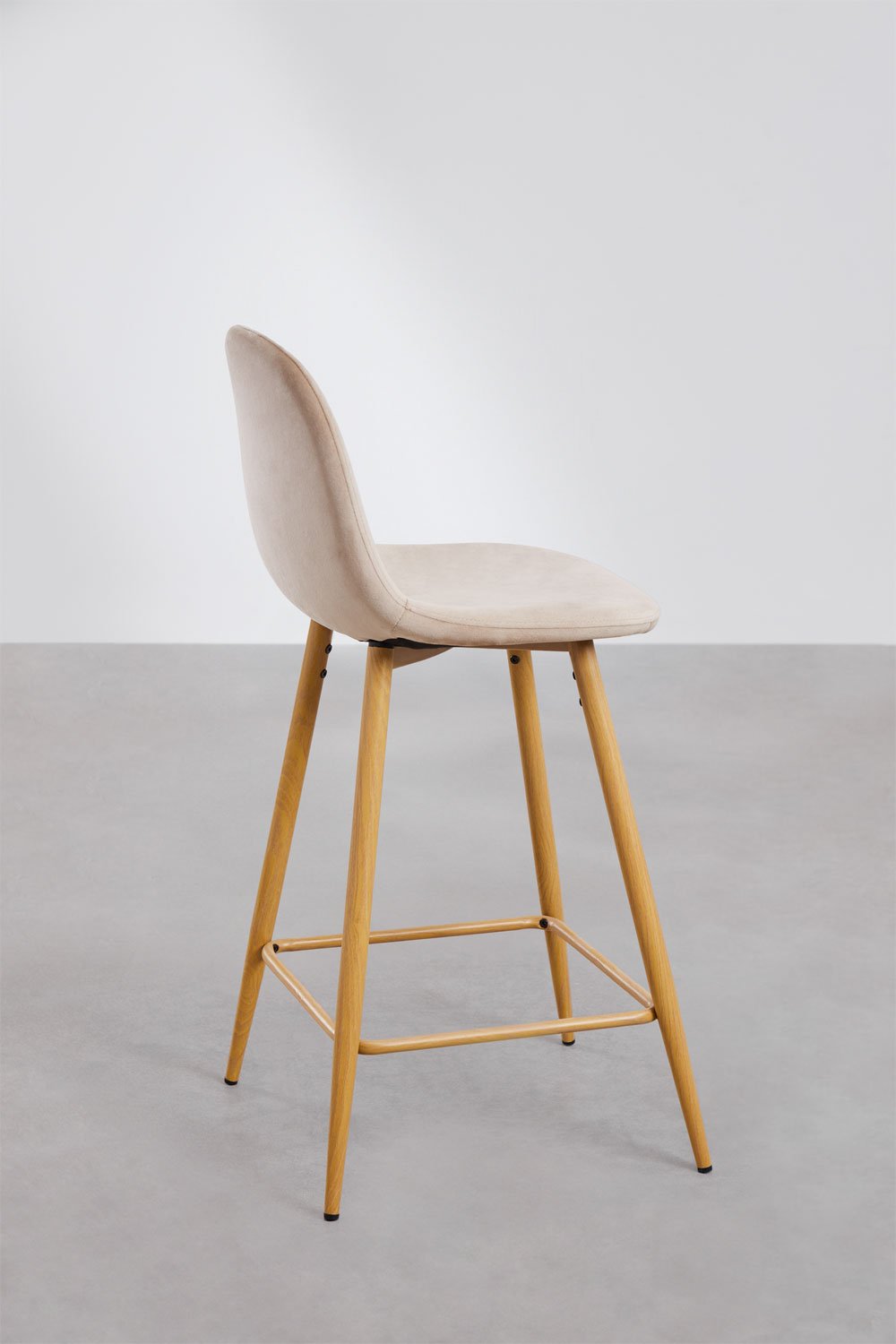 Pack de 2 taburetes altos 65 cm en terciopelo marrón trigo y patas acabado madera natural Glamm, imagen de galería 3