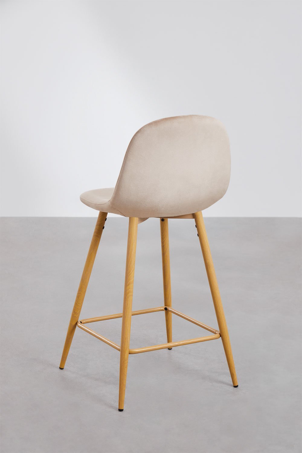 Pack de 2 taburetes altos 65 cm en terciopelo marrón trigo y patas acabado madera natural Glamm, imagen de galería 4