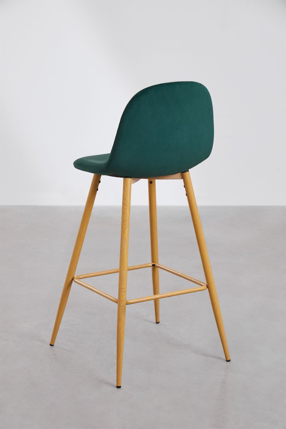 Pack de 2 taburetes altos 75 cm en terciopelo verde jungla y patas acabado madera natural Glamm, imagen de galer&iacute;a 3