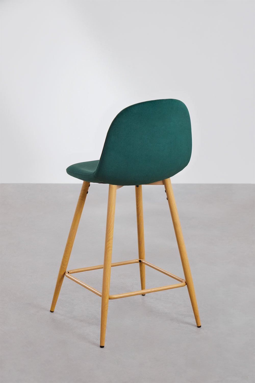 Pack de 2 taburetes altos 65 cm en terciopelo verde jungla y patas acabado madera natural Glamm, imagen de galer&iacute;a 3