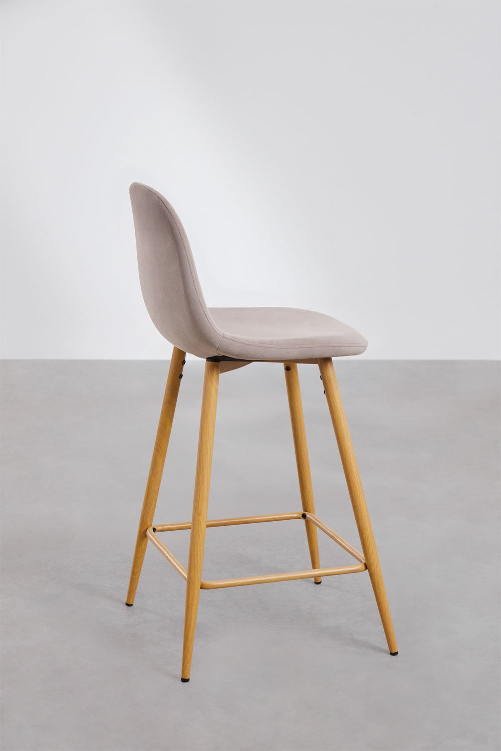 Pack de 2 taburetes altos 65 cm en terciopelo gris topo y patas acabado madera natural Glamm, imagen de galería 2