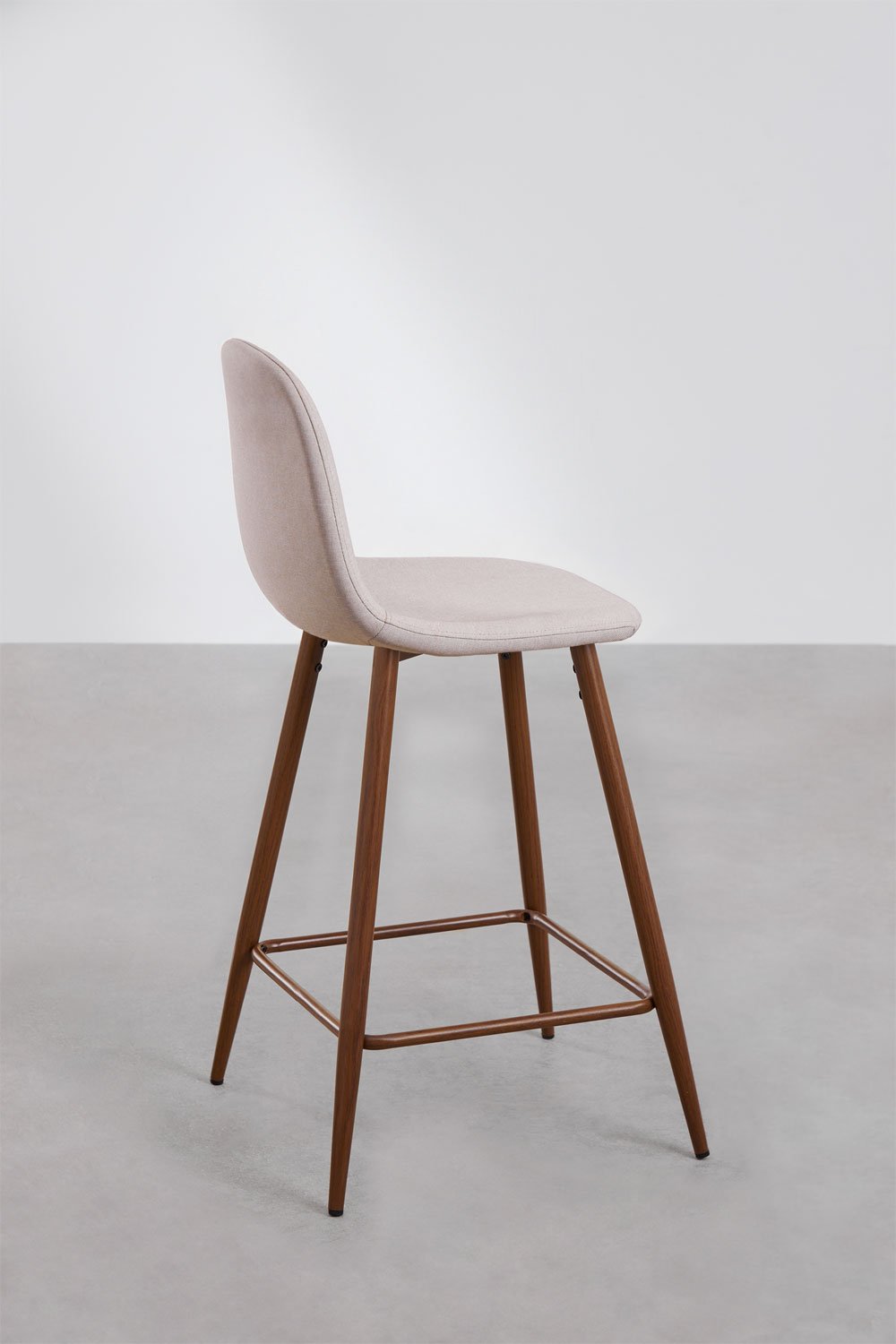 Pack de 4 taburetes altos 65 cm en tela beige crema y patas acabado madera oscura Glamm, imagen de galería 2