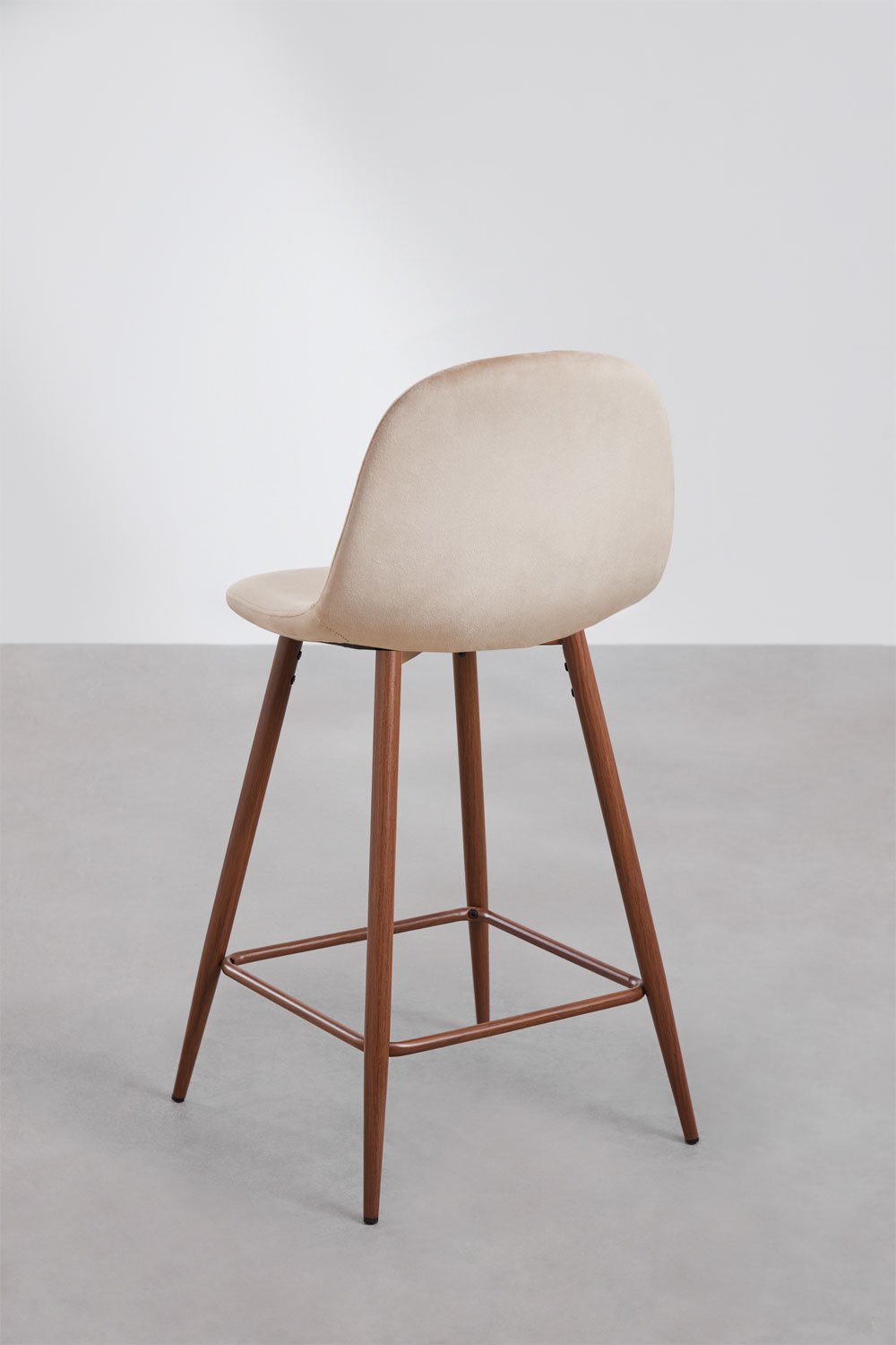 Pack de 4 taburetes altos 65 cm en terciopelo marrón trigo y patas acabado madera oscura Glamm, imagen de galería 2