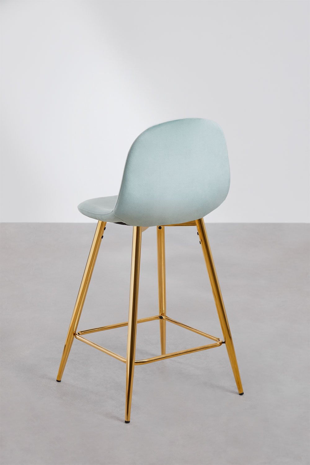 Pack de 4 taburetes altos 65 cm en terciopelo verde abeto y patas doradas Glamm, imagen de galer&iacute;a 3