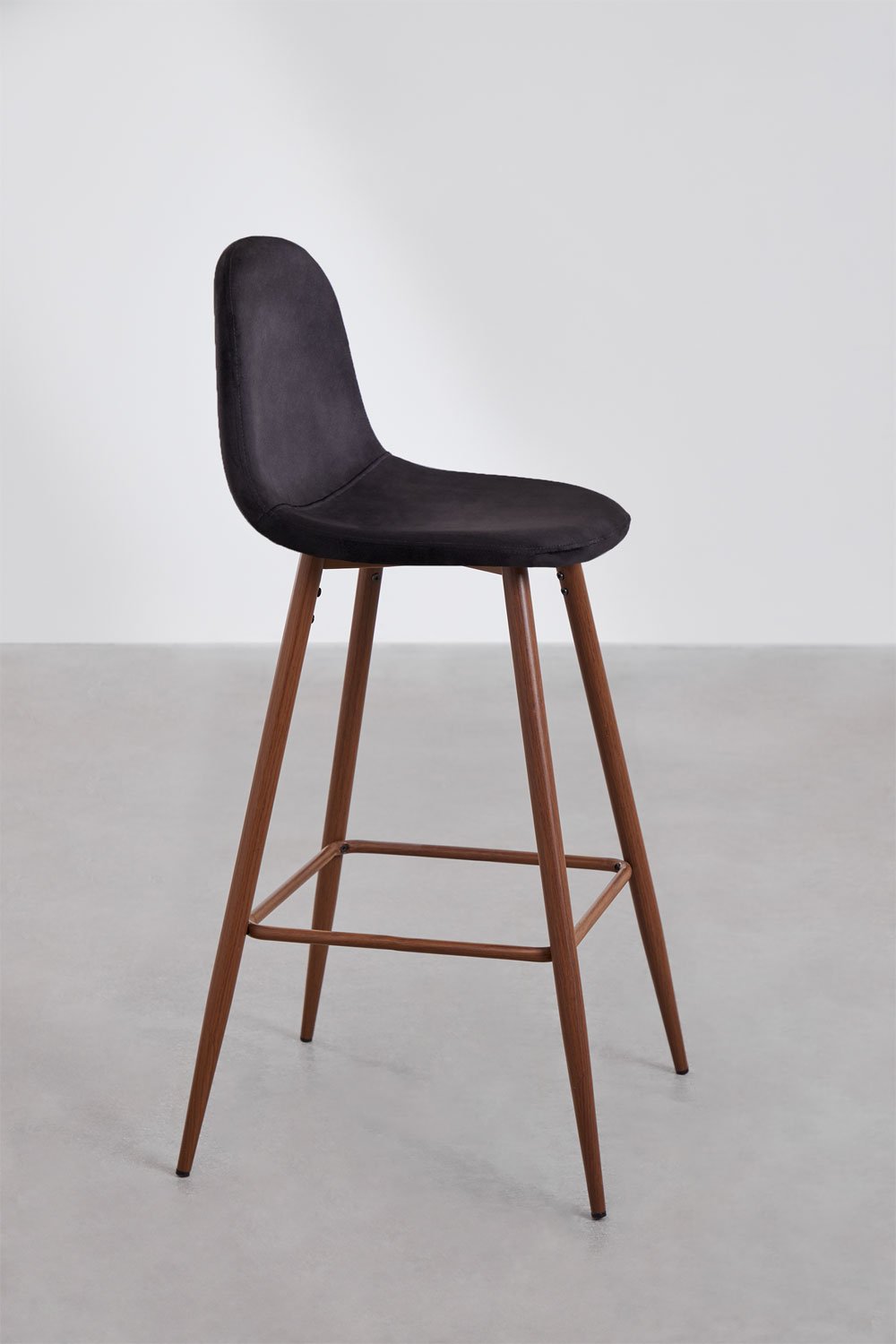 Pack de 4 taburetes altos 75 cm en terciopelo negro y patas acabado madera oscura Glamm, imagen de galería 2
