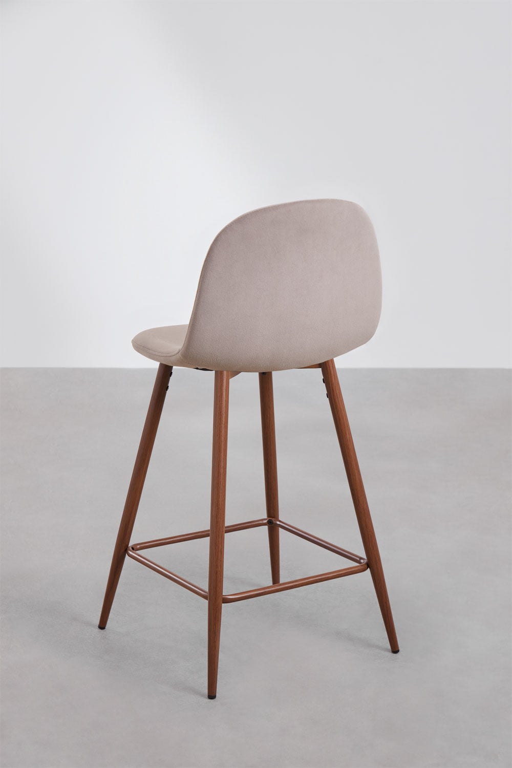 Pack de 4 taburetes altos 65 cm en terciopelo gris topo y patas acabado madera oscura Glamm, imagen de galer&iacute;a 3