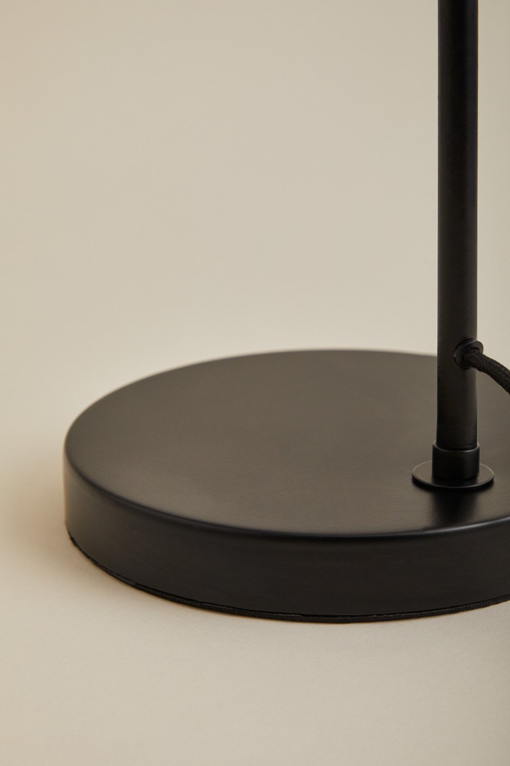 Lámpara de mesa en hierro Idina , imagen de galería 6