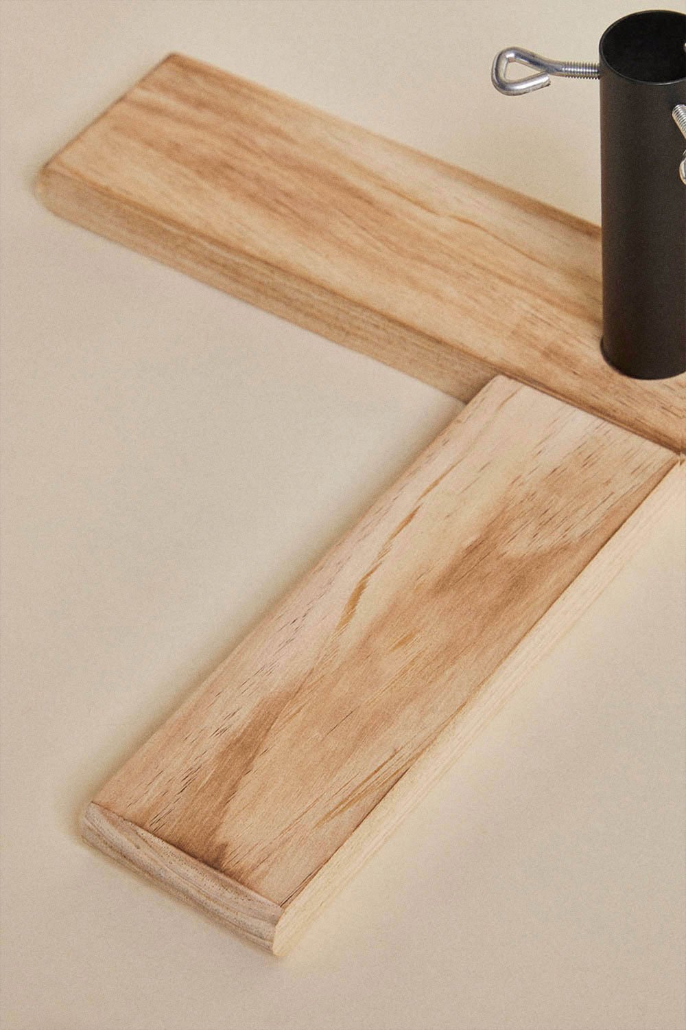 Soporte para árbol de Navidad en madera de pino y hierro Beluvo , imagen de galería 4