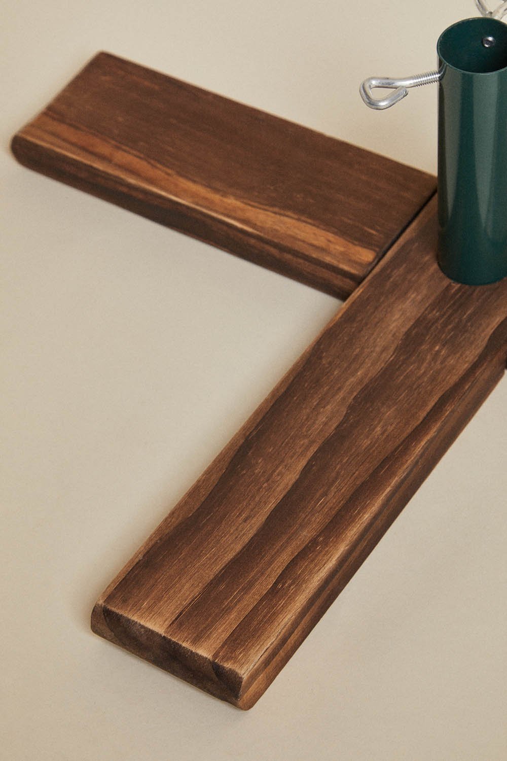 Soporte para árbol de Navidad en madera de pino y hierro Beluvo , imagen de galería 4