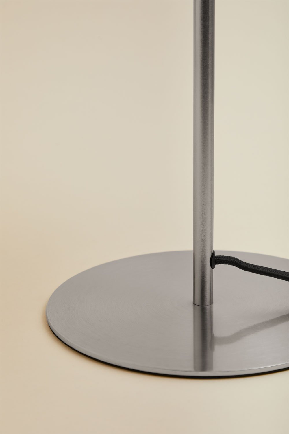 Lámpara de mesa en metal Hilma, imagen de galería 5