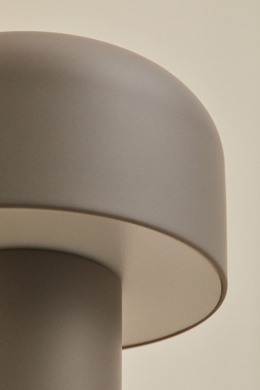 Lámpara de mesa LED inalámbrica en hierro Loentia, imagen de galer&iacute;a 5