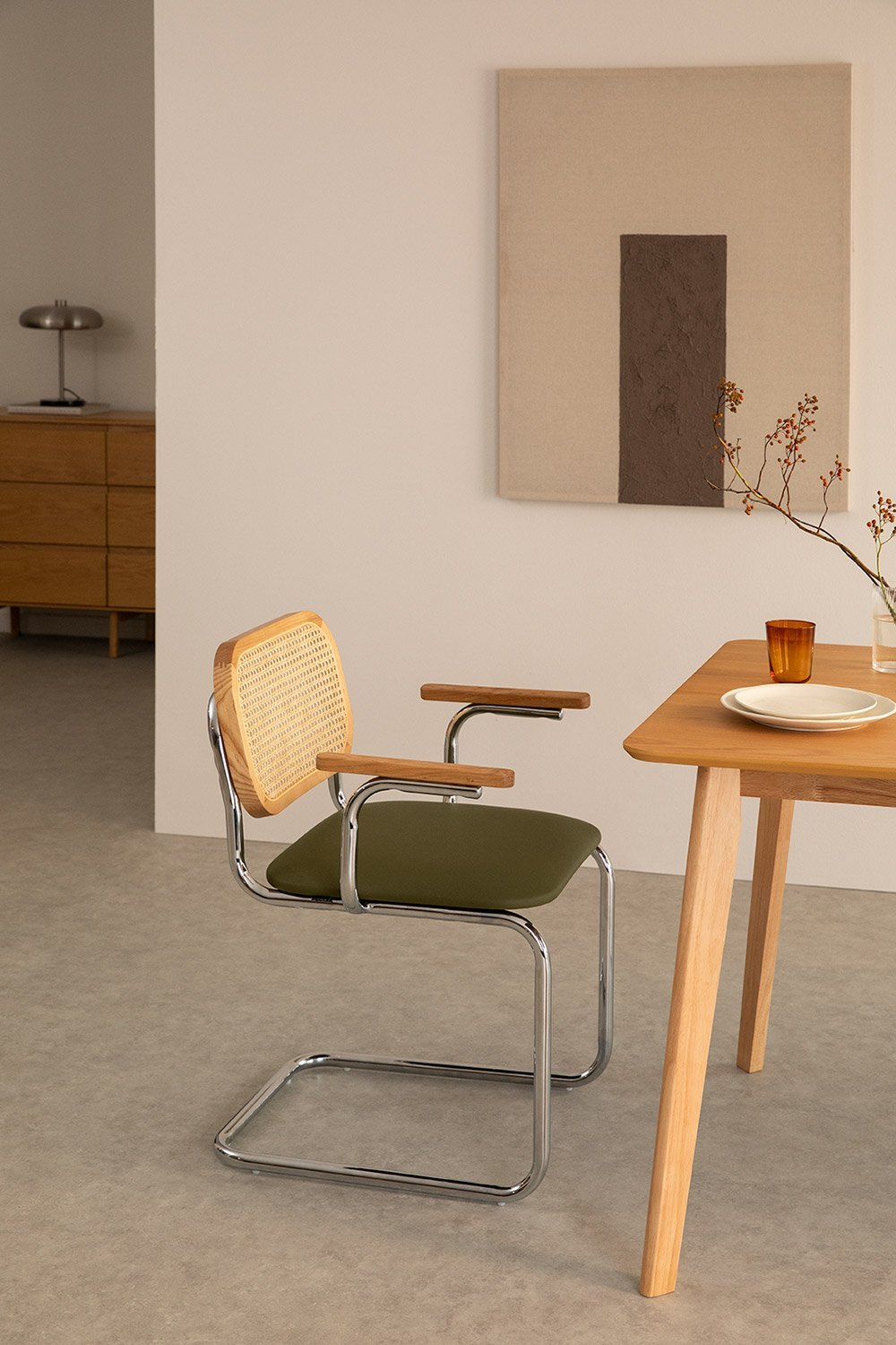 Silla de comedor con reposabrazos en polipiel Tento, imagen de galería 1