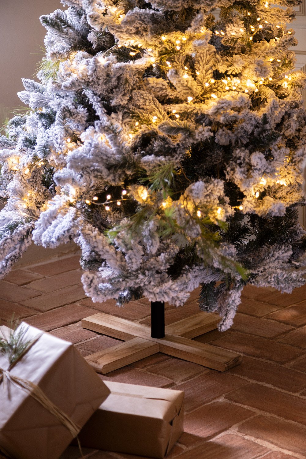 Soporte para árbol de navidad en madera de pino y hierro Beluvo , imagen de galería 1