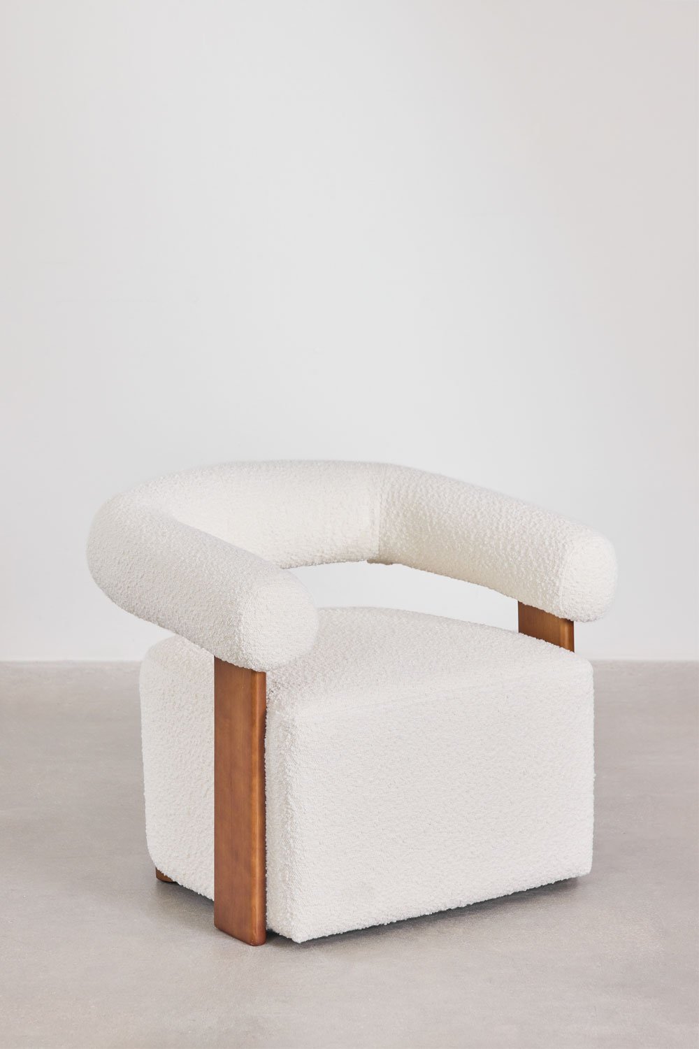 Sillón en tela bouclé y madera de caucho Mauro , imagen de galería 2