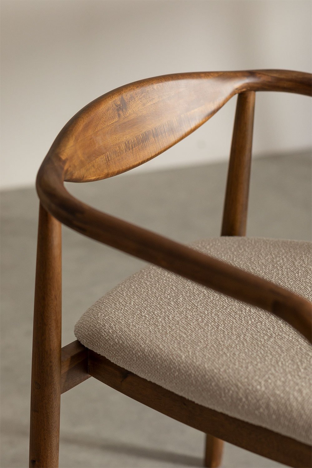 Silla de Comedor en Madera de Acacia y tela bouclé Mallory , imagen de galería 2