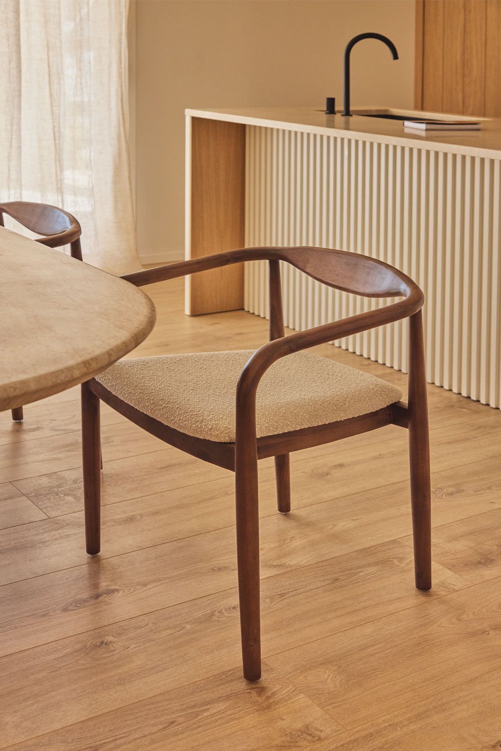 Silla de Comedor en Madera de Acacia y tela bouclé Mallory , imagen de galería 1