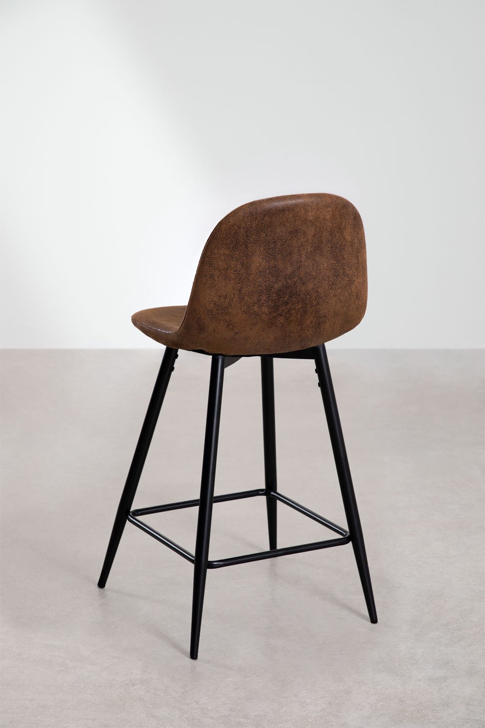 Taburete alto 65 cm en polipiel café vintage y patas negras Glamm, imagen de galer&iacute;a 3