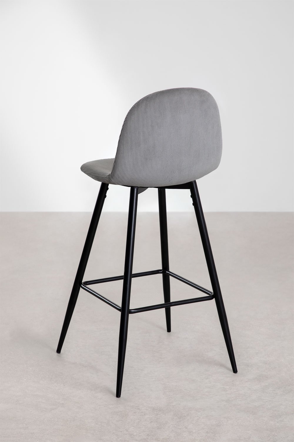 Taburete alto 75 cm en pana gris visón y patas negras Glamm, imagen de galer&iacute;a 3