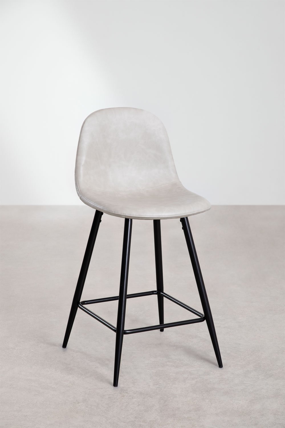 Pack de 4 taburetes altos 65 cm en polipiel gris topo claro y patas negras Glamm, imagen de galería 2