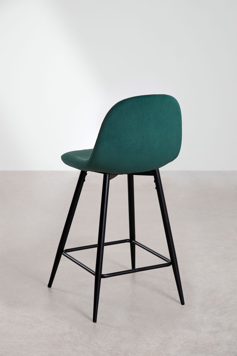 Taburete alto 65 cm en terciopelo verde jungla y patas negras Glamm, imagen de galería 3