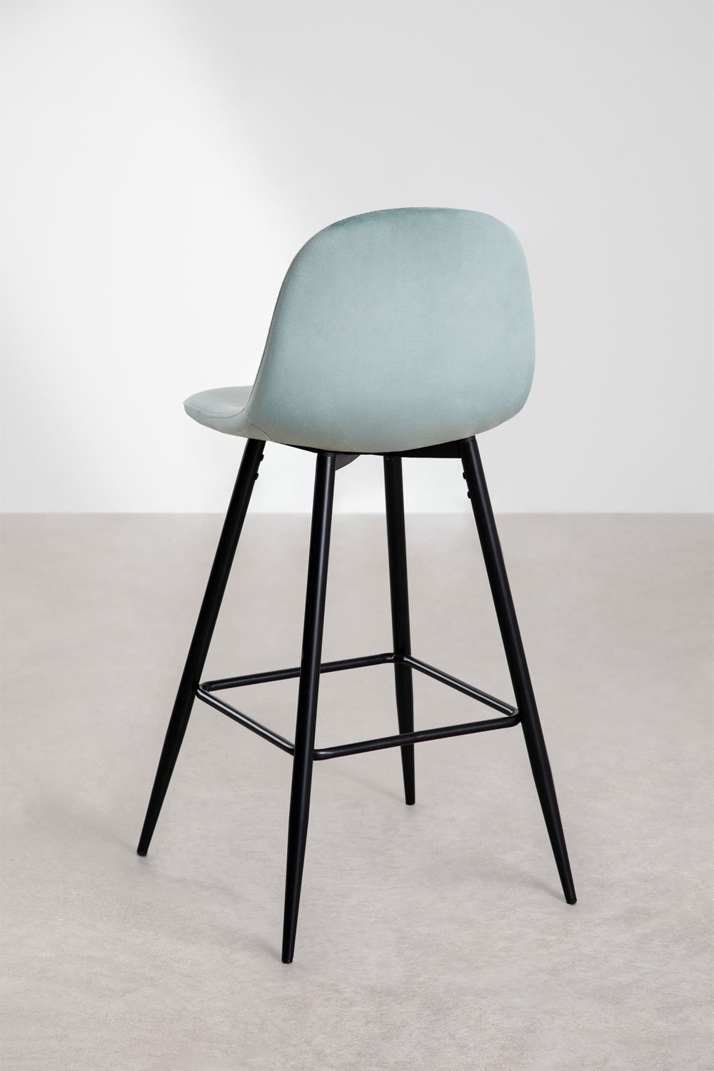 Taburete alto 75 cm en terciopelo verde abeto y patas negras Glamm, imagen de galería 3