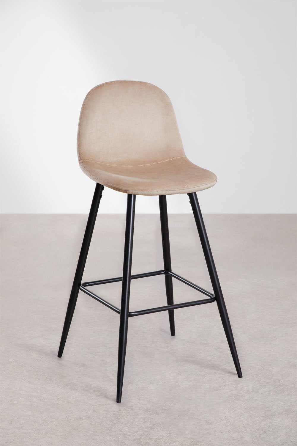 Pack de 2 taburetes altos 75 cm en terciopelo marrón trigo y patas negras Glamm, imagen de galería 1