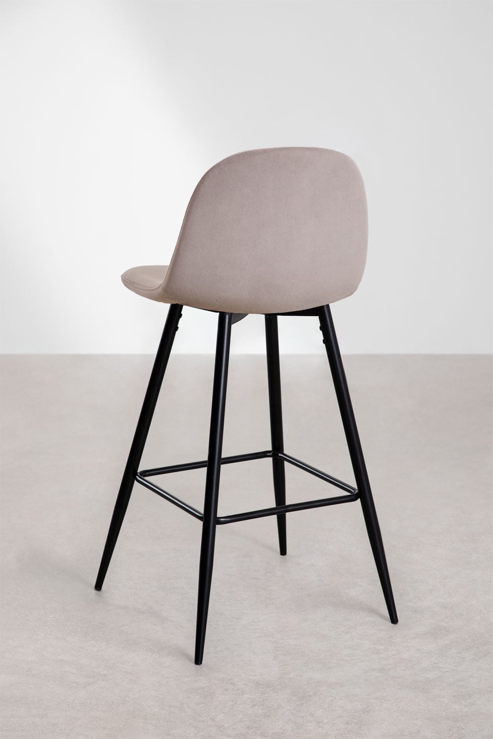 Pack de 2 taburetes altos 75 cm en terciopelo gris topo y patas negras Glamm, imagen de galer&iacute;a 4