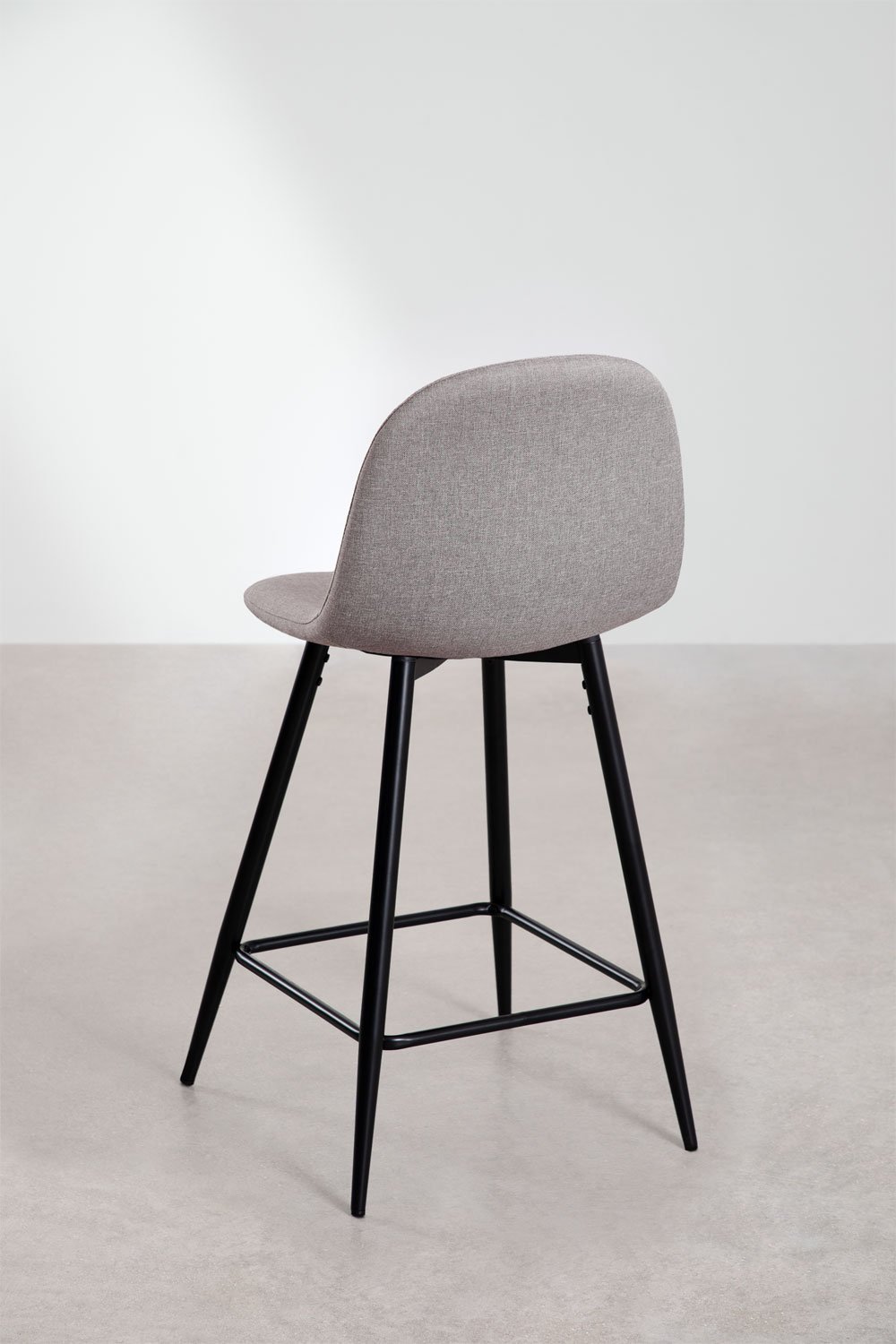 Pack de 4 taburetes altos 65 cm en tela gris hormigón y patas negras Glamm, imagen de galería 3