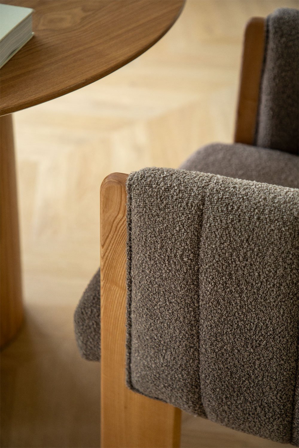 Silla de comedor en madera de fresno y tela bouclé Leo, imagen de galería 2