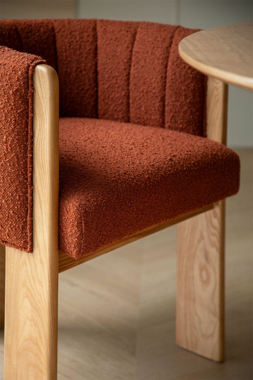 Silla de comedor en madera de fresno y tela bouclé Leo, imagen de galería 2