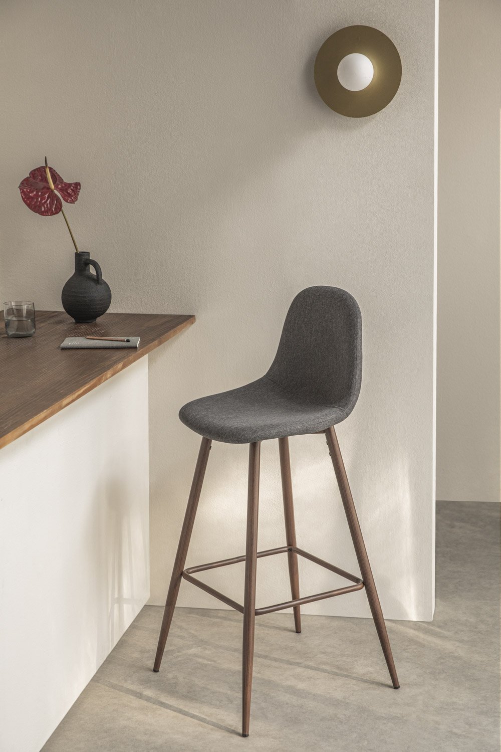 Taburete alto 65 cm en tela gris antracita y patas acabado madera oscura Glamm, imagen de galería 1