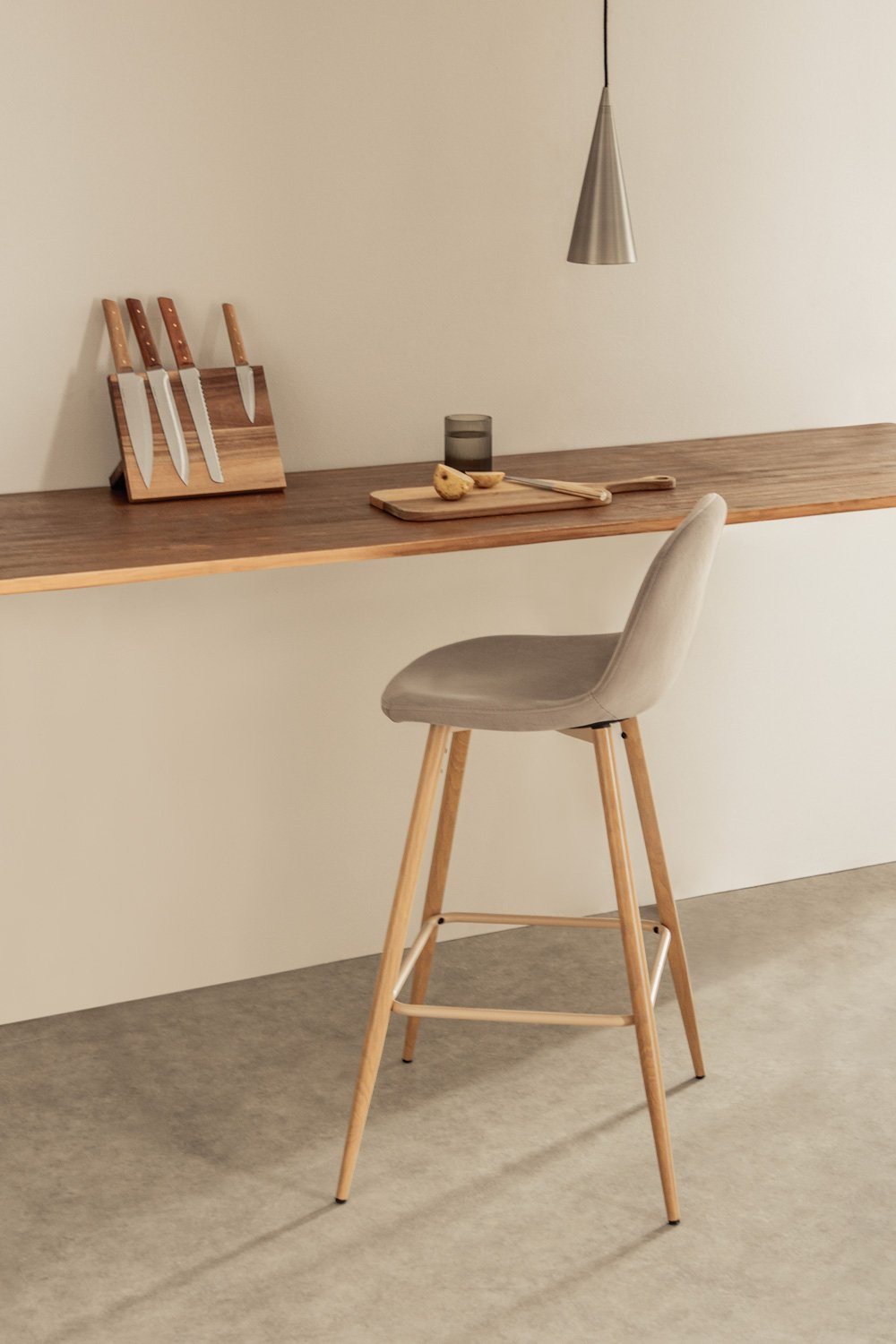 Taburete alto 65 cm en terciopelo marrón trigo y patas acabado madera natural Glamm, imagen de galería 1