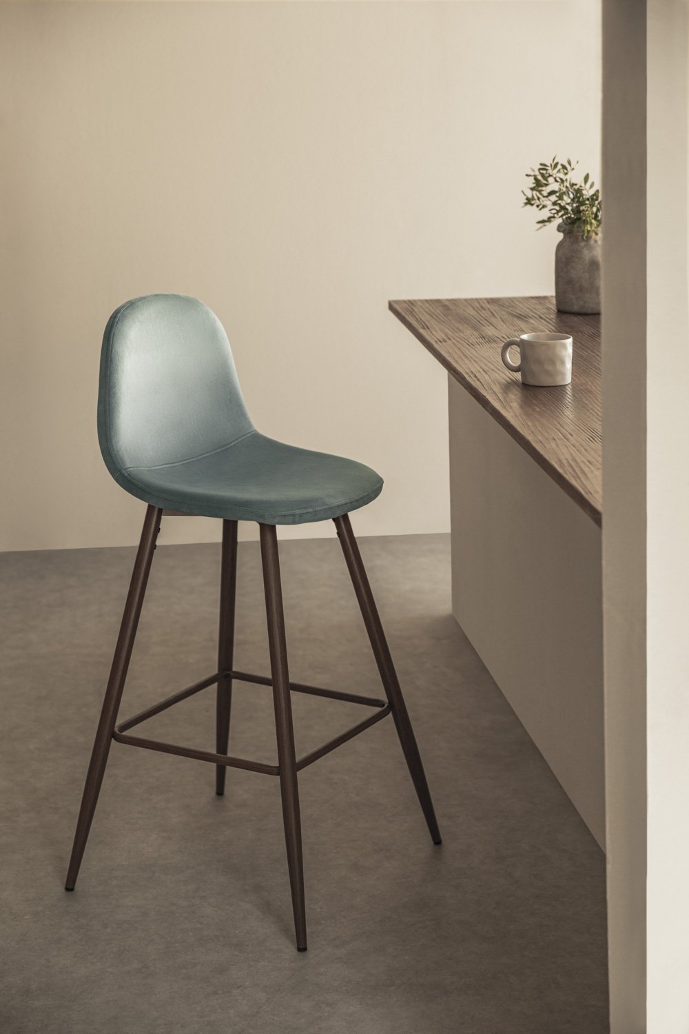 Taburete alto 65 cm en terciopelo verde abeto y patas acabado madera oscura Glamm, imagen de galería 1