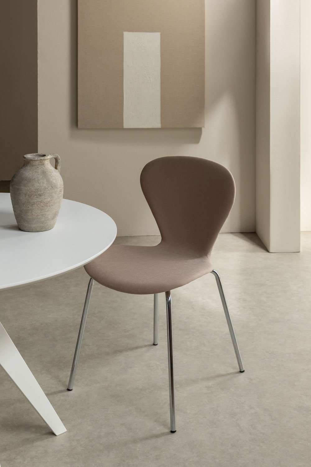 Silla de comedor apilable tapizada Uit, imagen de galería 1