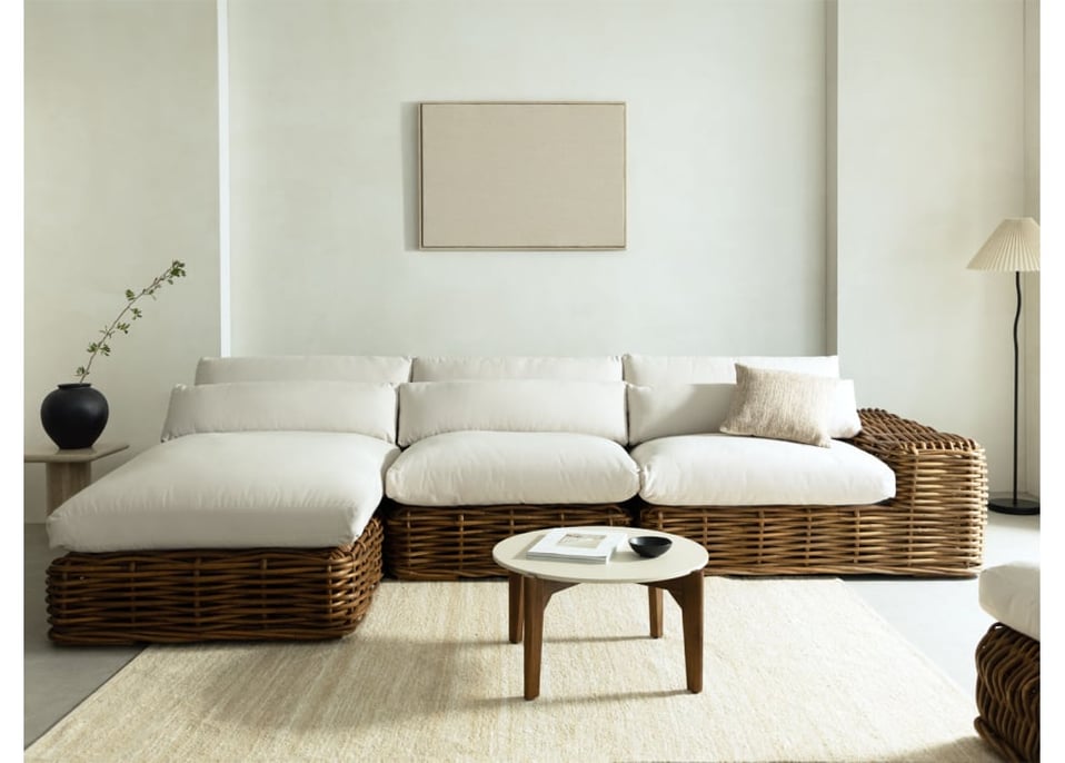 Sofá modular chaise longue izquierdo de 3 piezas y puff en ratán Milu