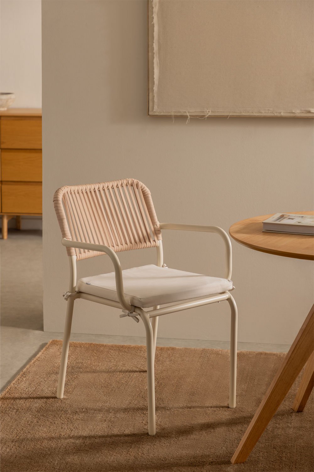 Silla de comedor apilable con reposabrazos en aluminio y cuerda trenzada Arhiza, imagen de galería 1