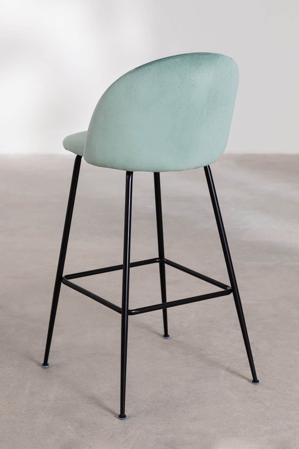 Pack de 2 taburetes altos 75 cm en terciopelo verde abeto y patas negras Kana Design, imagen de galer&iacute;a 3