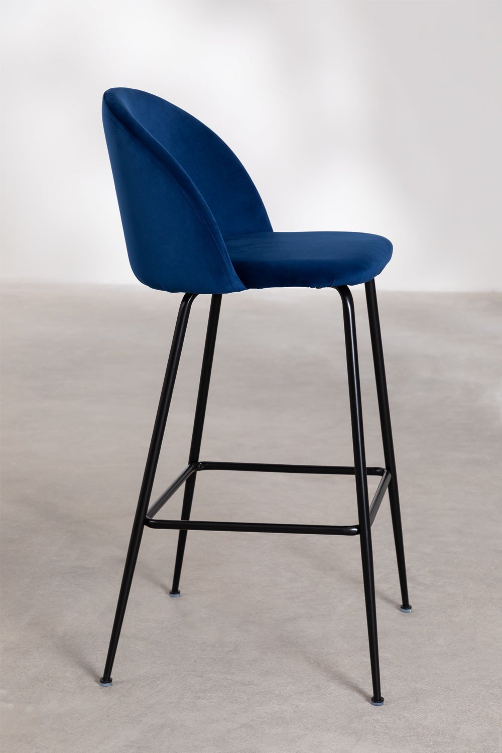 Pack de 2 taburetes altos 75 cm en terciopelo azul marino y patas negras Kana Design, imagen de galería 2