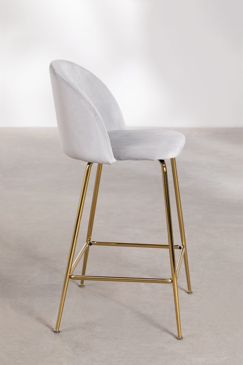Pack de 2 taburetes altos 65 cm en terciopelo gris perla y patas doradas Kana Design, imagen de galería 2
