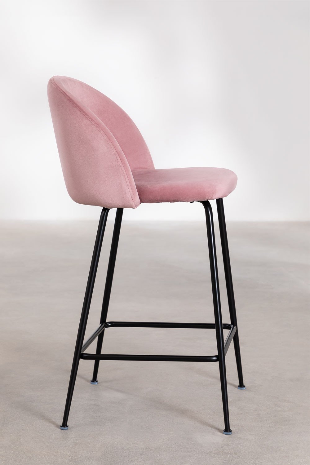 Pack de 2 taburetes altos 65 cm en terciopelo peonia y patas negras Kana Design, imagen de galería 2