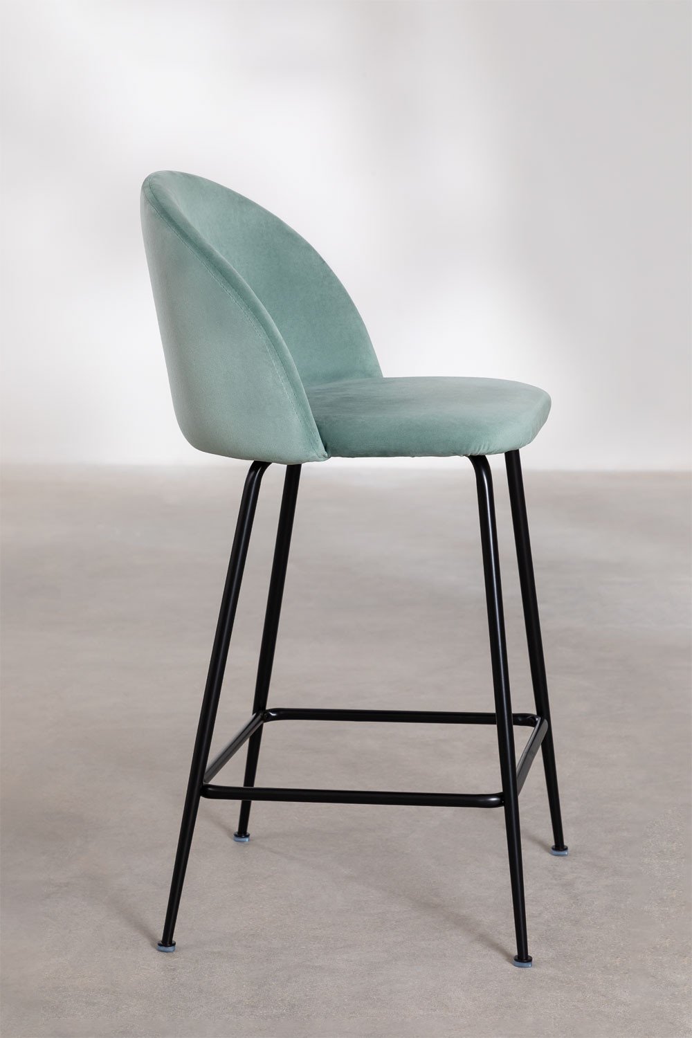 Pack de 4 taburetes altos 65 cm en terciopelo verde abeto y patas negras Kana Design, imagen de galer&iacute;a 3