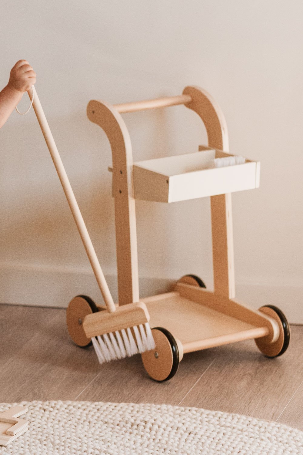 Carrito de limpieza en madera Ashley Kids, imagen de galería 1