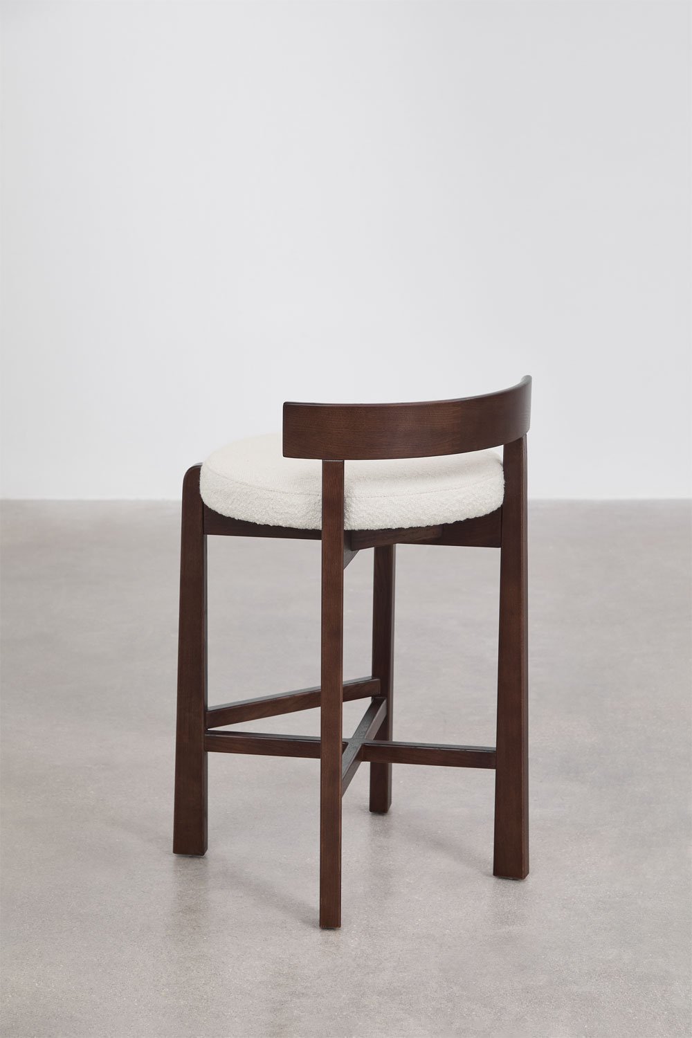 Pack de 2 taburetes altos 65 cm en madera de roble oscura y tela bouclé blanca Manila, imagen de galería 5
